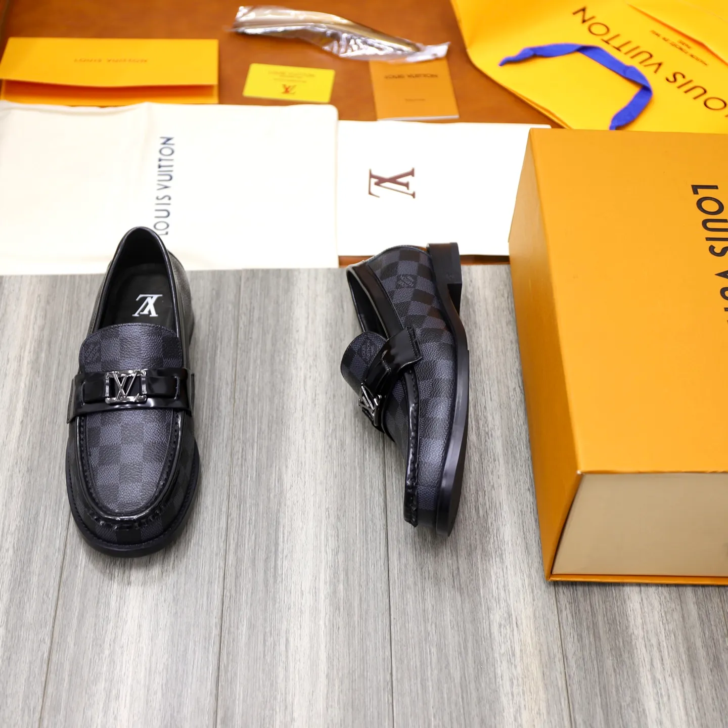 Men's shoes 💰: 💰900LV Louis Vuitton slip-on loafers, top quality products produced in Dongguan, ready for sale! This LV Glove loafer is made of selected soft cowhide, with a slightly wrinkled leather surface and a very high-end texture. Each pair is unique. The leather surface is light and soft, with a fine texture and good luster. It is a classic loafer style, with exquisite handmade mark stitching on the toe, and a square toe configuration to highlight the classic style. The horizontal band has hot-printed LV three-dimensional letters, semi-solid handcrafts and a genuine leather outsole, and a rubber patch on the heel to create wear-resistant performance and comfort. One of the must-have loafers for men! Comes with full original packaging! Code number: 38-39-40-41-42-43-44 (38, 45, 46 customized) standard leather shoe code